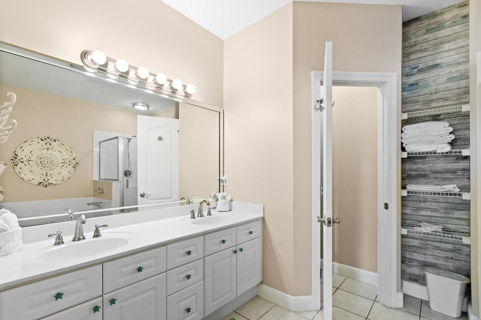 Seascape Lakefront Villas Destin Room photo